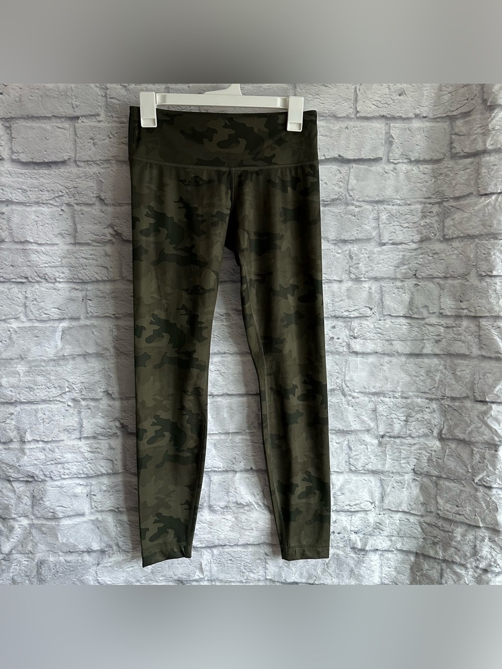 PREOWNED LULULEMON GREEN CAMO LEGGINGS SIZE 6